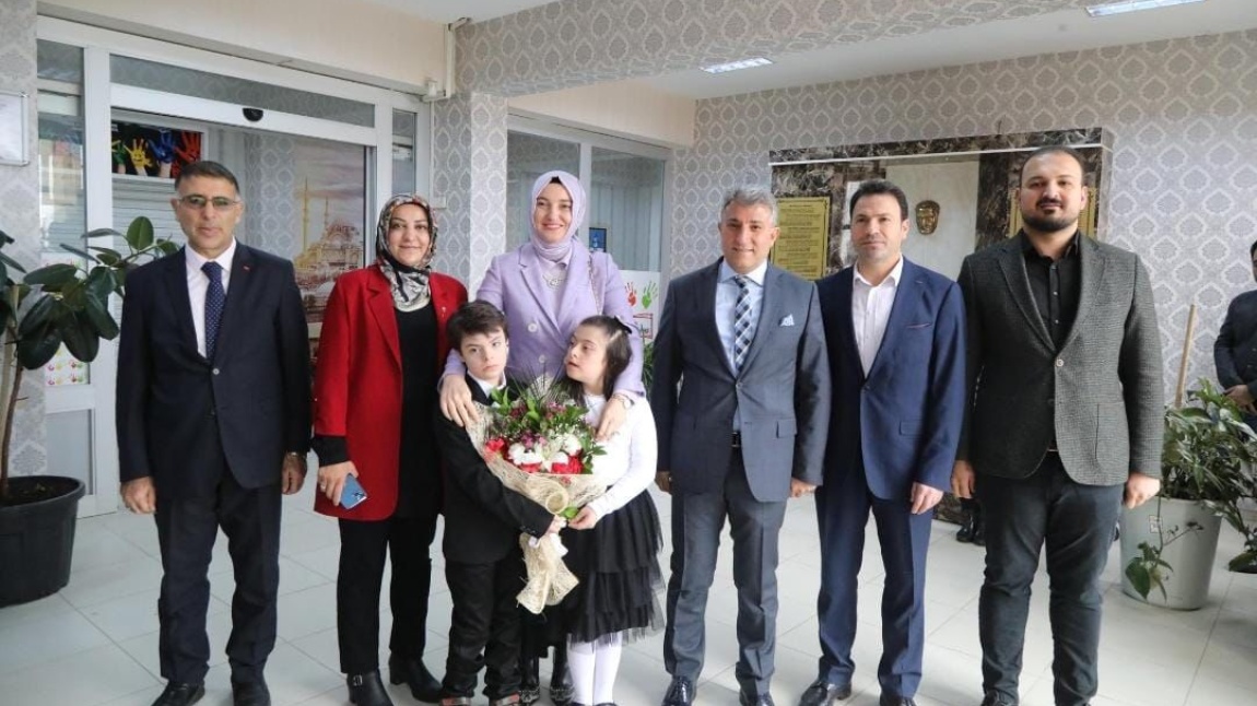 Valimiz Sn. Mustafa KOÇ'un eşi Neslihan Gül KOÇ Hanımefendi, 21 Mart Dünya Down Sendromu Farkındalık Günü dolayısıyla okulumuzda düzenlenen etkinliklere katıldı.